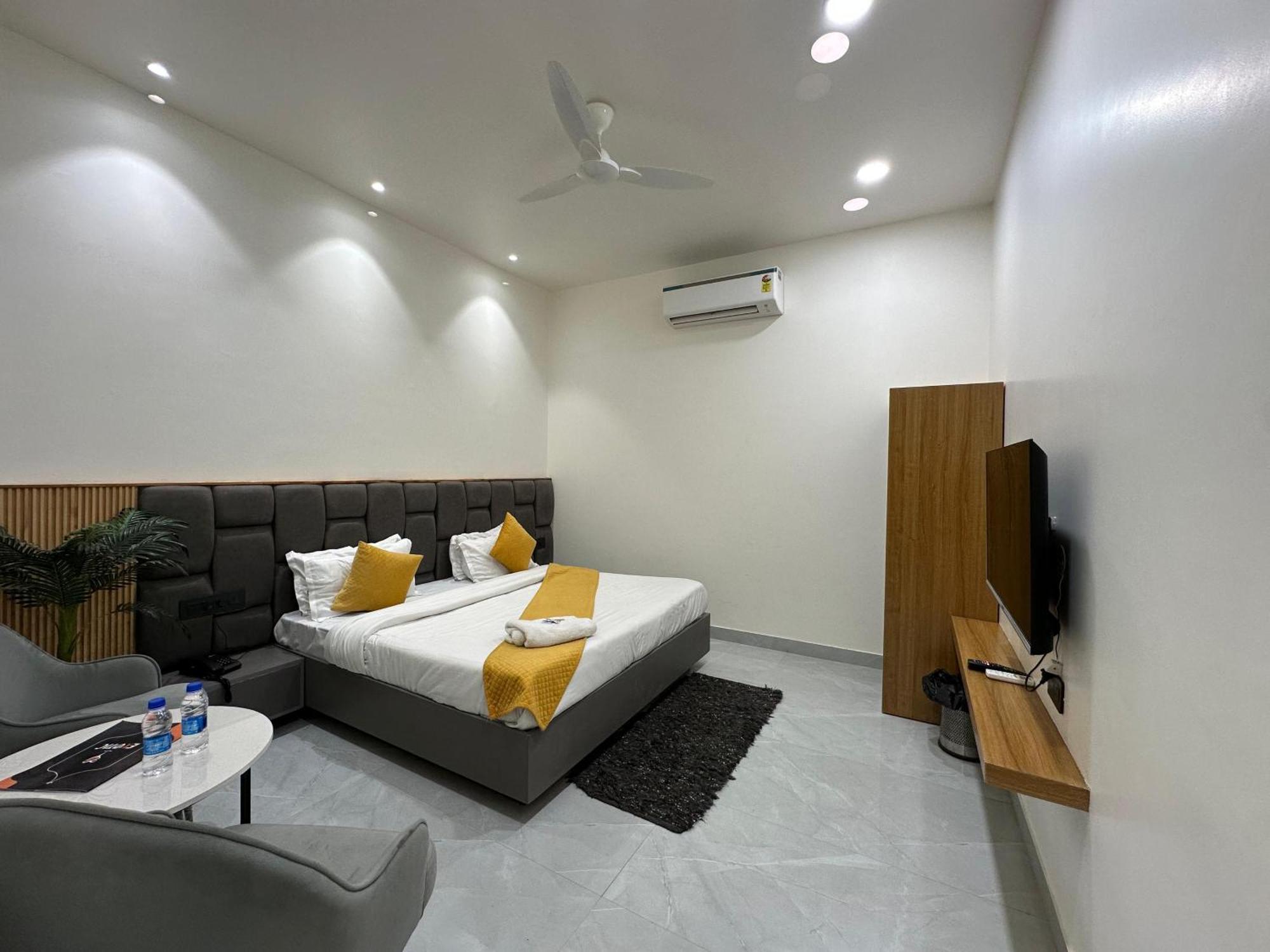 Hotel Sky Way Inn Hisār Exterior foto